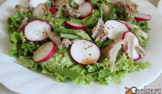 летний салат с курицей и редисом