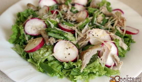 летний салат с курицей и редисом