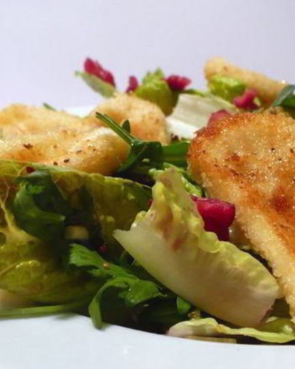 Рецепт листового салата с ягодной заправкой, вяленой клюквой и камамбером