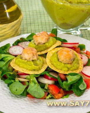 Овощной салат с кукурузными чипсами и куриными фрикадельками