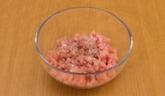 овощной салат с кукурузными чипсами и куриными фрикадельками