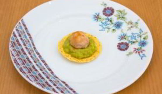 овощной салат с кукурузными чипсами и куриными фрикадельками