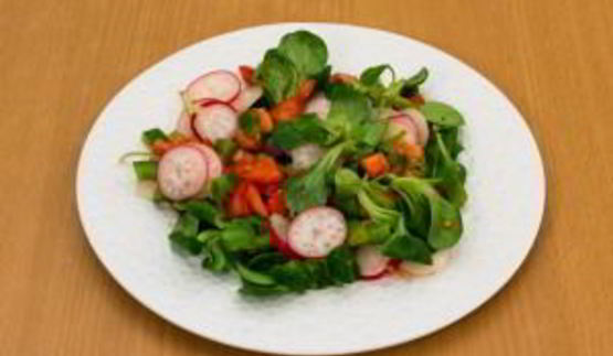 овощной салат с кукурузными чипсами и куриными фрикадельками