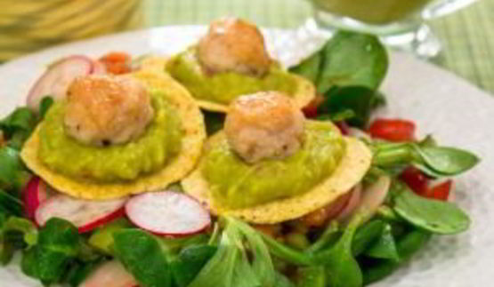 овощной салат с кукурузными чипсами и куриными фрикадельками