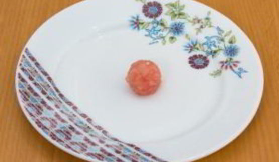 овощной салат с кукурузными чипсами и куриными фрикадельками