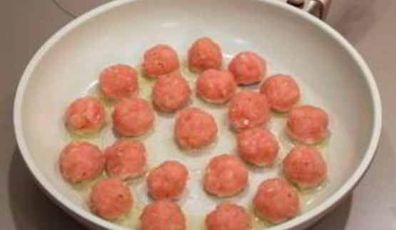 овощной салат с кукурузными чипсами и куриными фрикадельками