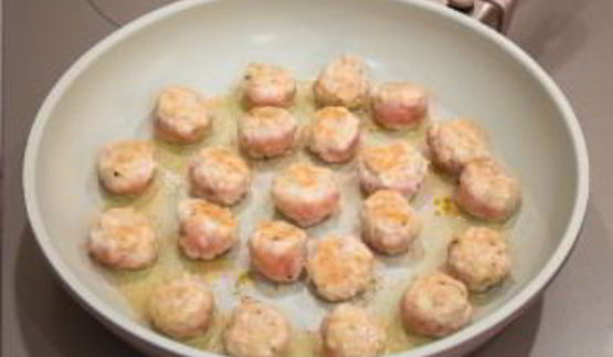 овощной салат с кукурузными чипсами и куриными фрикадельками