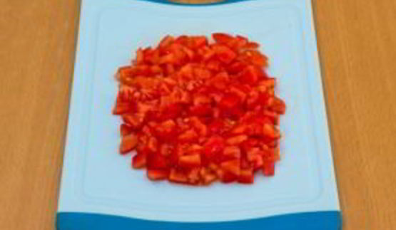 овощной салат с кукурузными чипсами и куриными фрикадельками