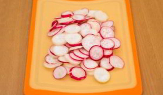 овощной салат с кукурузными чипсами и куриными фрикадельками