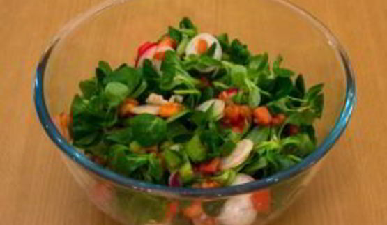 овощной салат с кукурузными чипсами и куриными фрикадельками