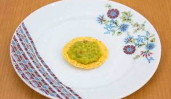 овощной салат с кукурузными чипсами и куриными фрикадельками