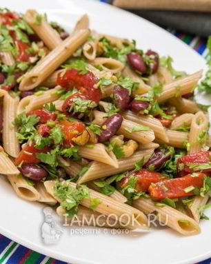 Пенне с фасолью, маринованным перцем и орехами