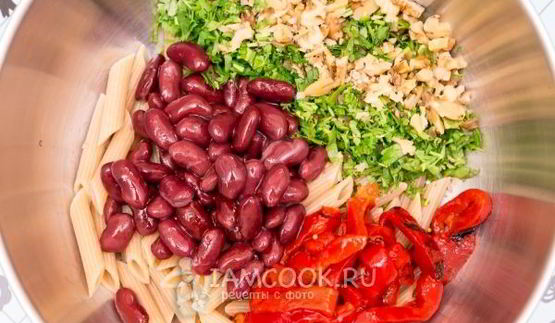 пенне с фасолью, маринованным перцем и орехами
