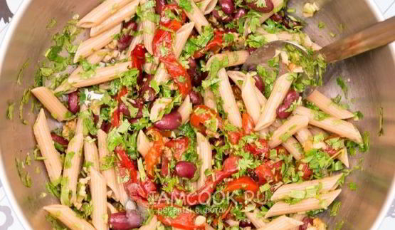 пенне с фасолью, маринованным перцем и орехами