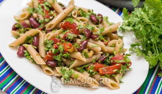 пенне с фасолью, маринованным перцем и орехами