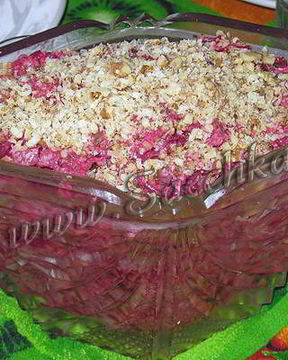 Постный салат из свеклы и чеснока с черносливом