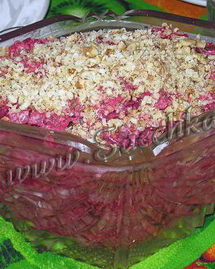 Постный салат из свеклы и чеснока с черносливом