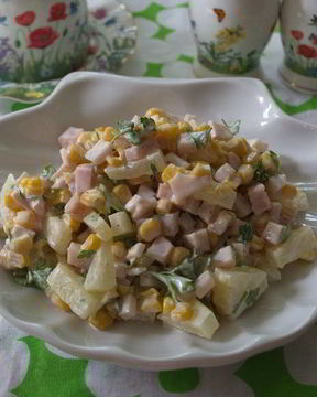 Салат из ананасов и кукурузы