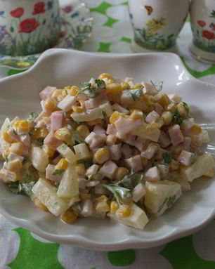 Салат из ананасов и кукурузы