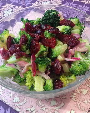 Салат из брокколи с вяленой клюквой