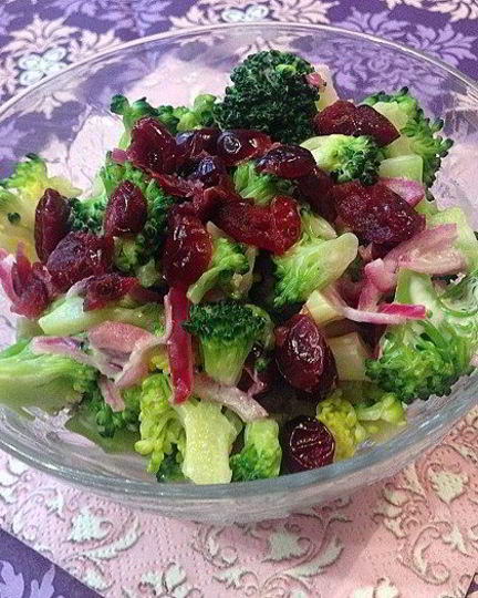 Рецепт салата из брокколи с вяленой клюквой