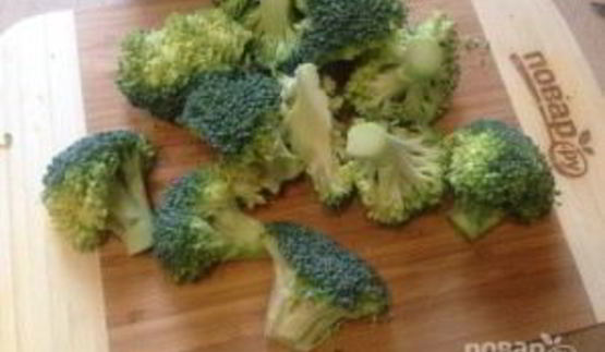 салат из брокколи с вяленой клюквой