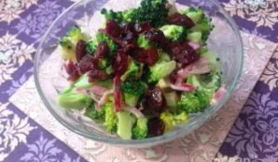 салат из брокколи с вяленой клюквой