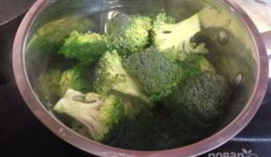 салат из брокколи с вяленой клюквой