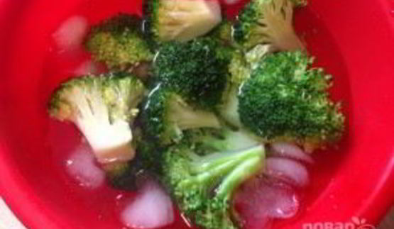 салат из брокколи с вяленой клюквой