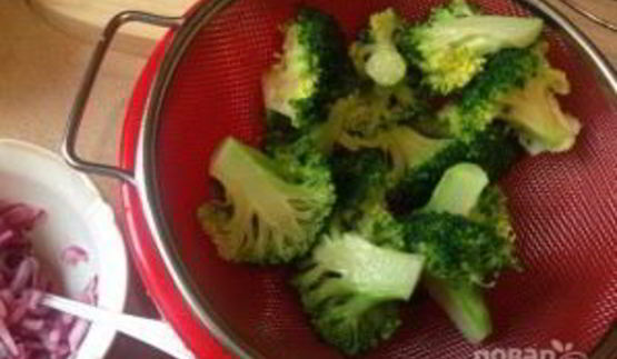 салат из брокколи с вяленой клюквой