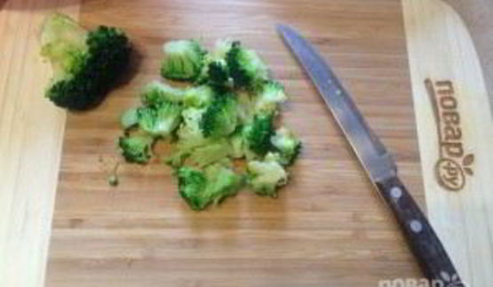 салат из брокколи с вяленой клюквой