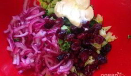 салат из брокколи с вяленой клюквой