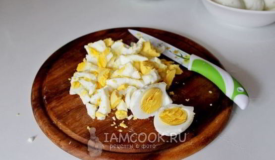 салат из черемши и плавленного сыра