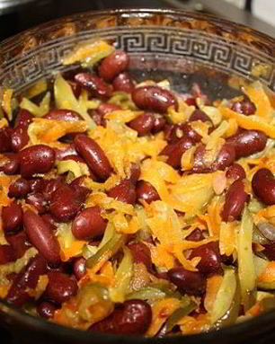 Салат из фасоли с соленым огурцом