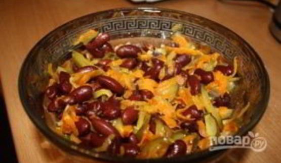 салат из фасоли с соленым огурцом