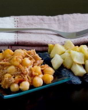 Салат из индейки с нутом, курагой и миндалем