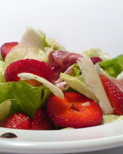 Рецепт салата из клубники с ветчиной и пармезаном