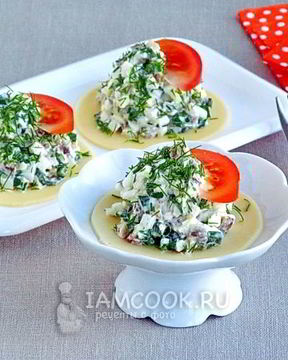 Салат из копченой рыбы на кружочках сыра