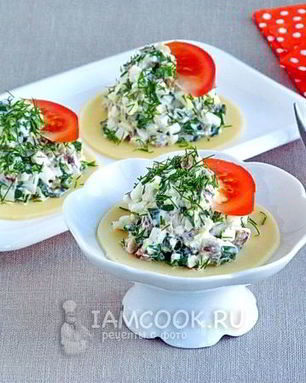 Салат из копченой рыбы на кружочках сыра