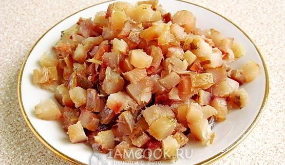 салат из копченой рыбы на кружочках сыра