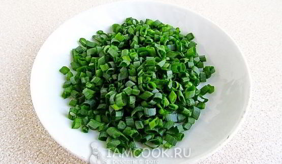 салат из копченой рыбы на кружочках сыра