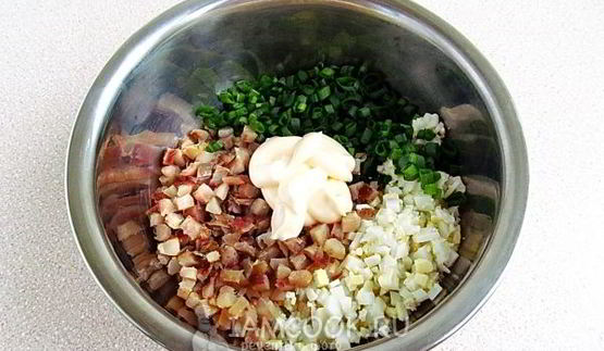 салат из копченой рыбы на кружочках сыра