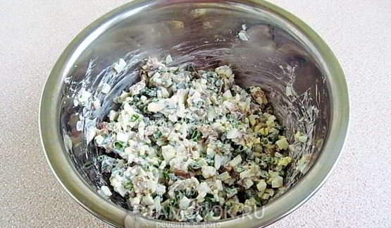 салат из копченой рыбы на кружочках сыра