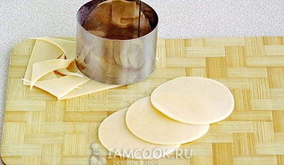 салат из копченой рыбы на кружочках сыра