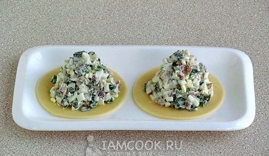 салат из копченой рыбы на кружочках сыра