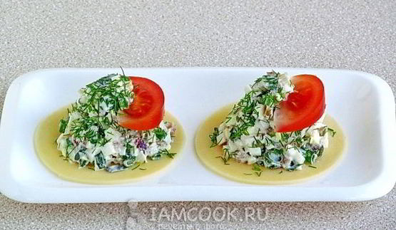 салат из копченой рыбы на кружочках сыра