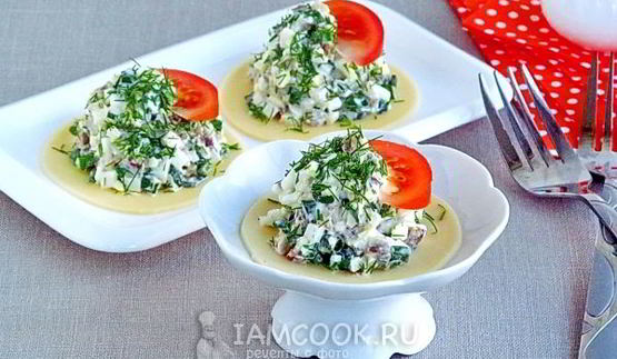 салат из копченой рыбы на кружочках сыра