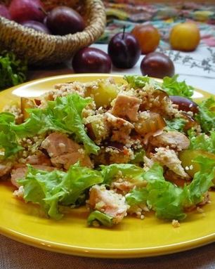 Салат из куриной грудки со сливами и кускусом