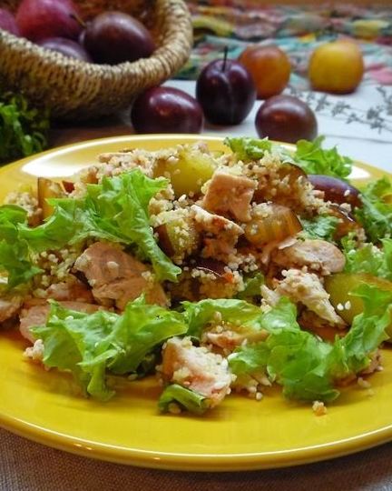 Рецепт салата из куриной грудки со сливами и кускусом
