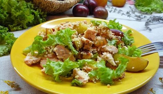 салат из куриной грудки со сливами и кускусом